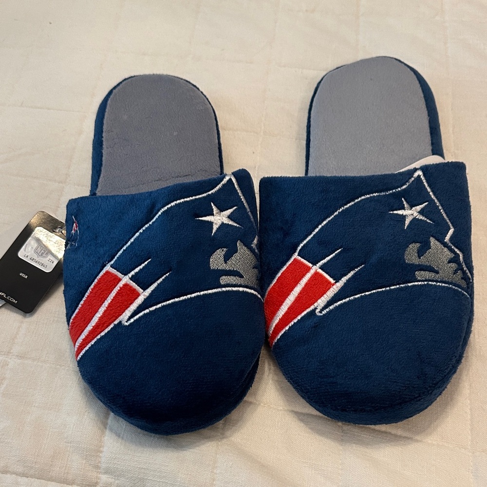 NWT-NE Patriots slippers! Men 8-10, Women 9-11.